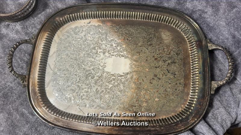 Assorted metalware including two large trays and serving dishes / AN34 - Image 7 of 8