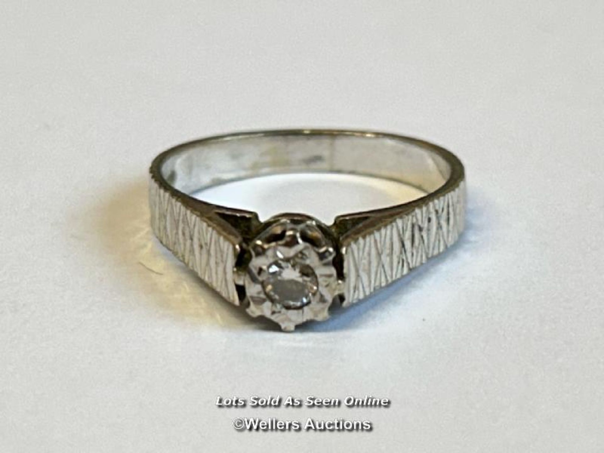 A hallmarked 18ct white gold ring set with a solitaire diamond in an illusion setting with - Image 2 of 6