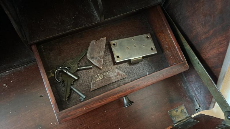 Mahogany bureau with three drawers and brass fittings, 74x98.5 x 40cm (collection from private - Image 7 of 7