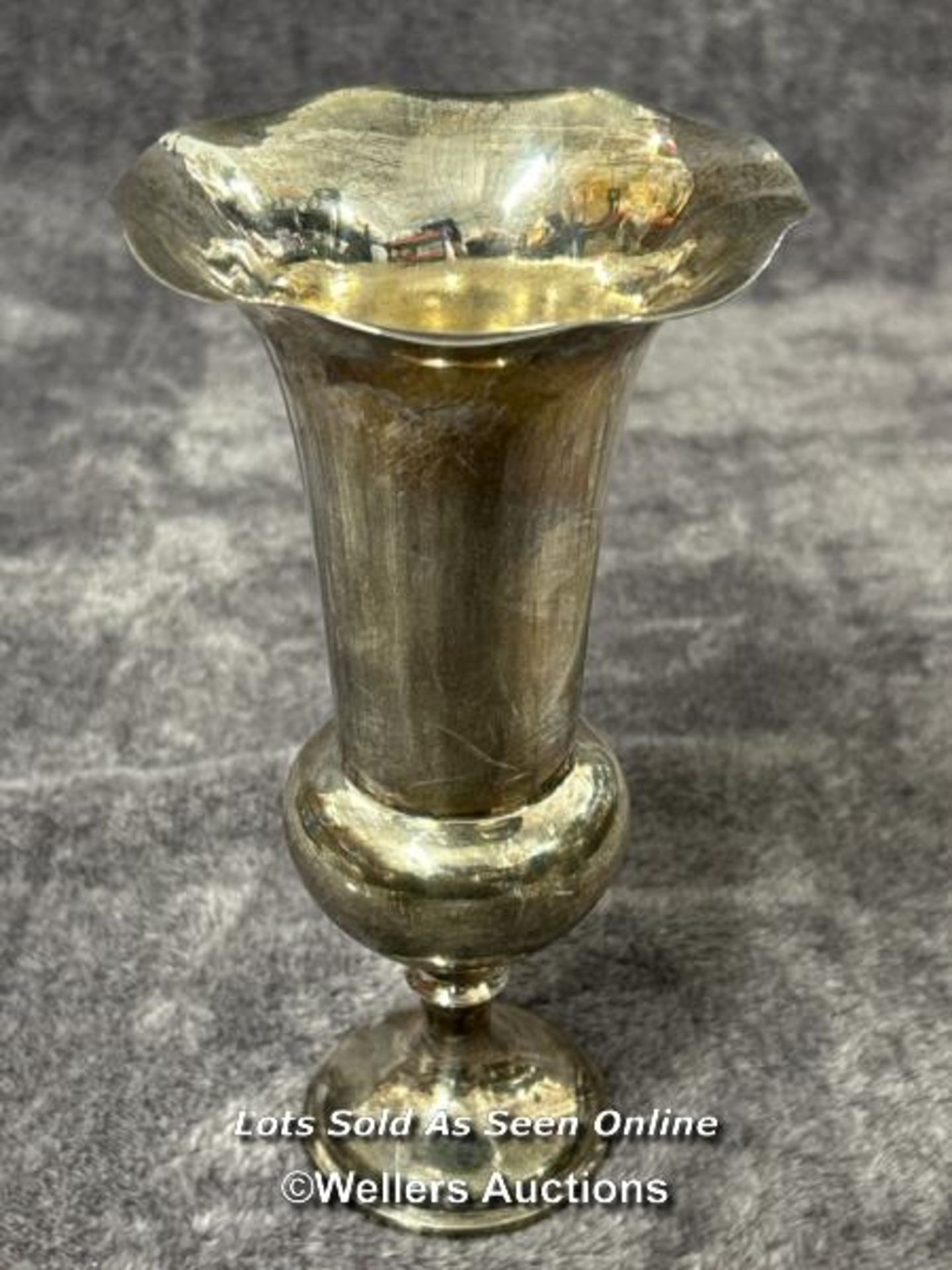 An Edwardian sterling silver Wiliam Comyns vase, 21cm high, 200g / AN5 - Bild 2 aus 3