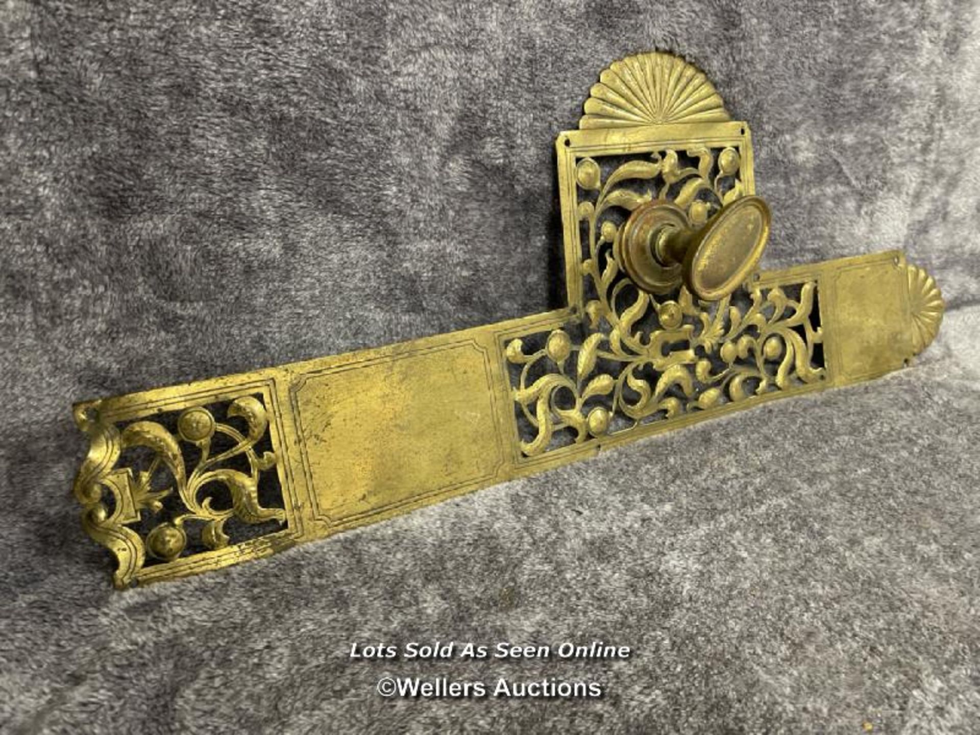 A single brass door handle feature including back plate and handle, 56cm long x 23cm wide - Image 2 of 4