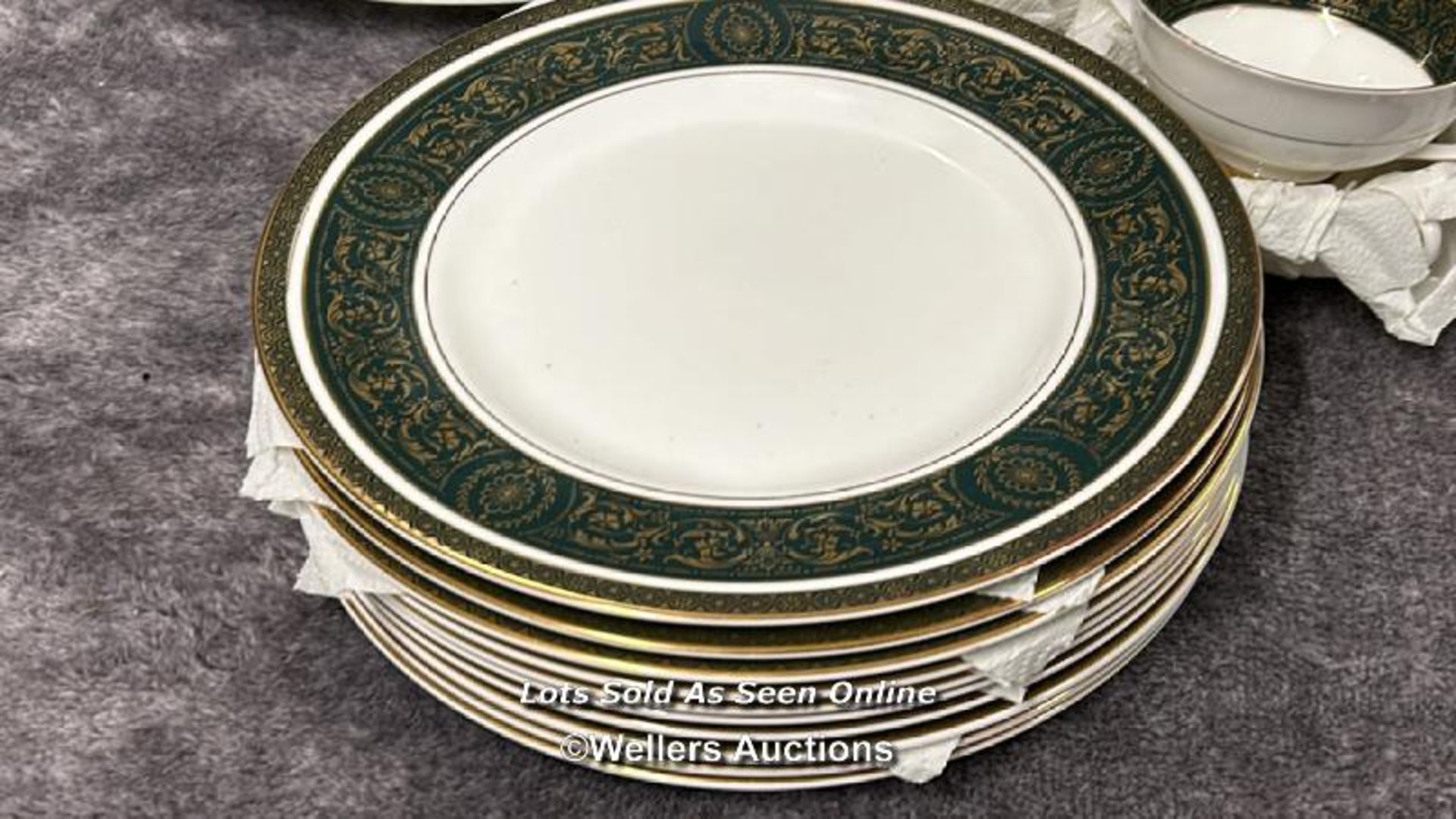 Royal Doulton "Vanborough" dinner service including 10 dinner plates, 15 tea plates, 10 side plates, - Image 2 of 8