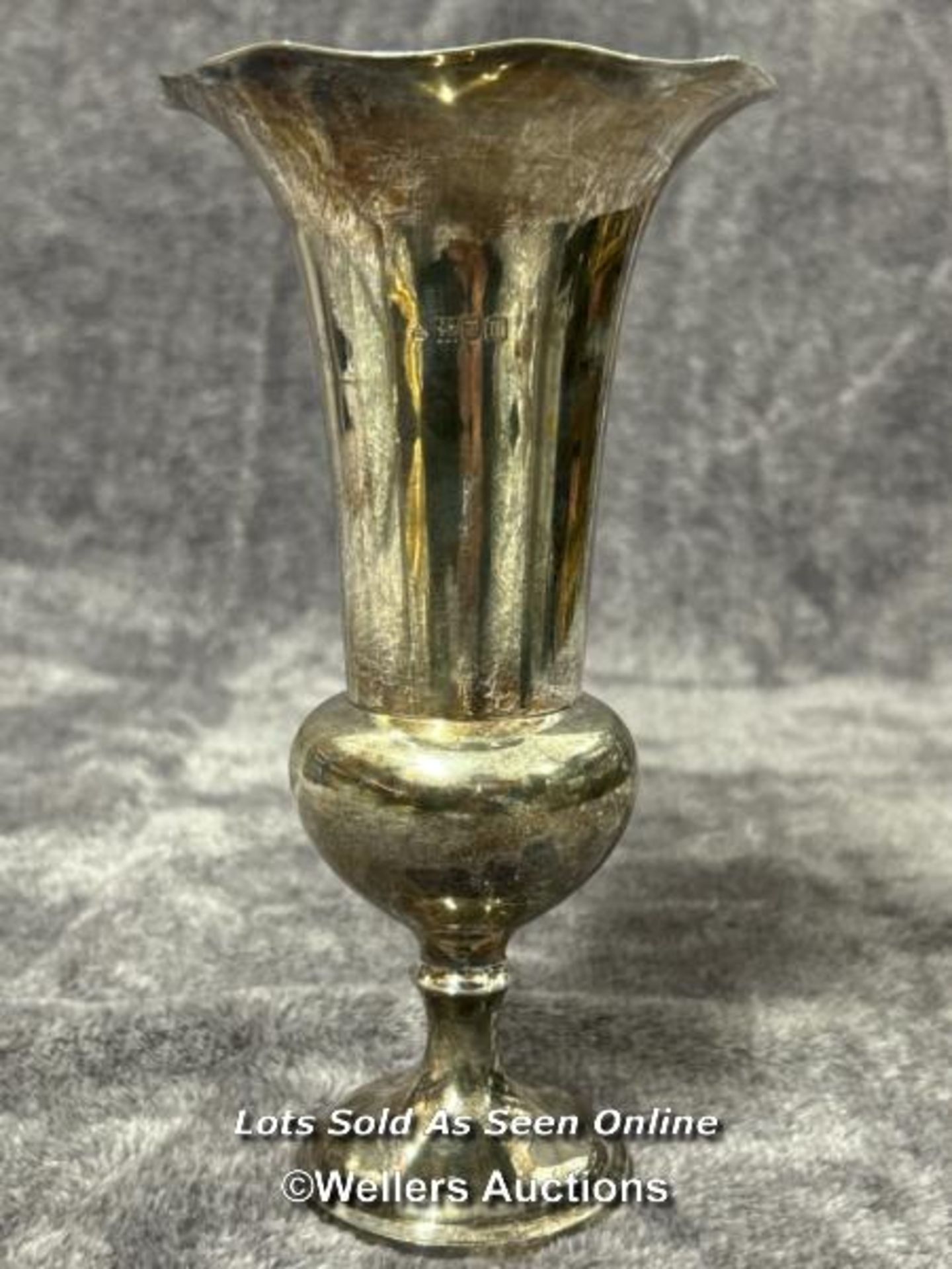 An Edwardian sterling silver Wiliam Comyns vase, 21cm high, 200g / AN5