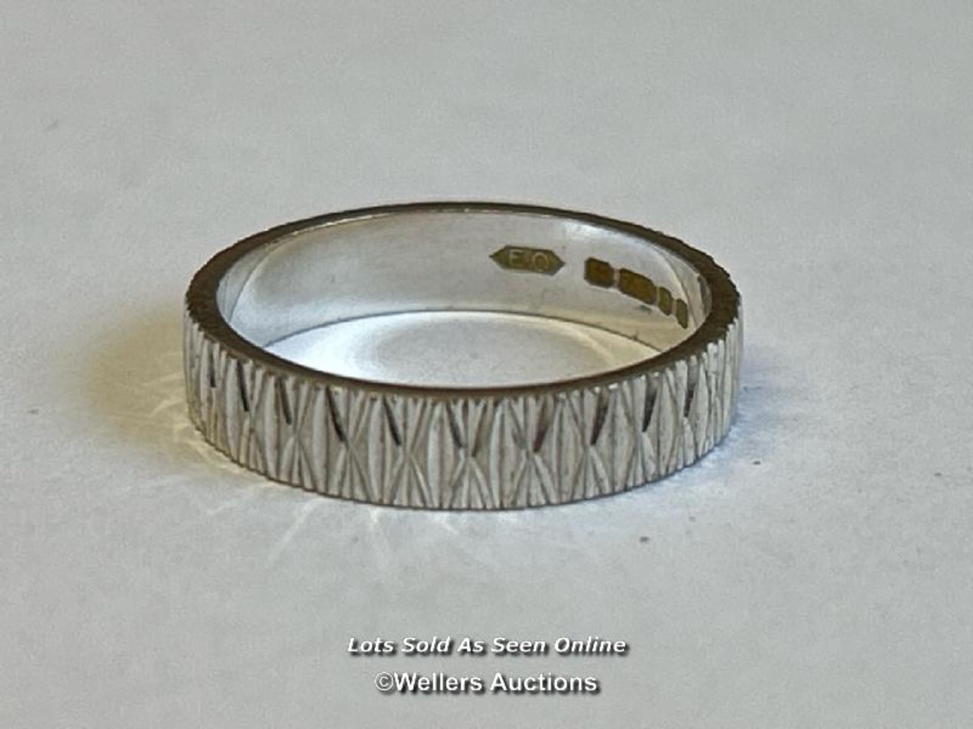 A hallmarked 18ct white gold ring set with a solitaire diamond in an illusion setting with - Image 5 of 6