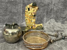 Assorted metalware including apple pot and knife rests with a resin Klimt figurine / AN22