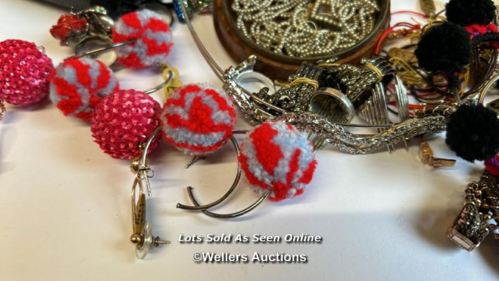 Assorted costume jewellery including hoop earings, rings, bracelets and cufflinks / SF - Image 2 of 8