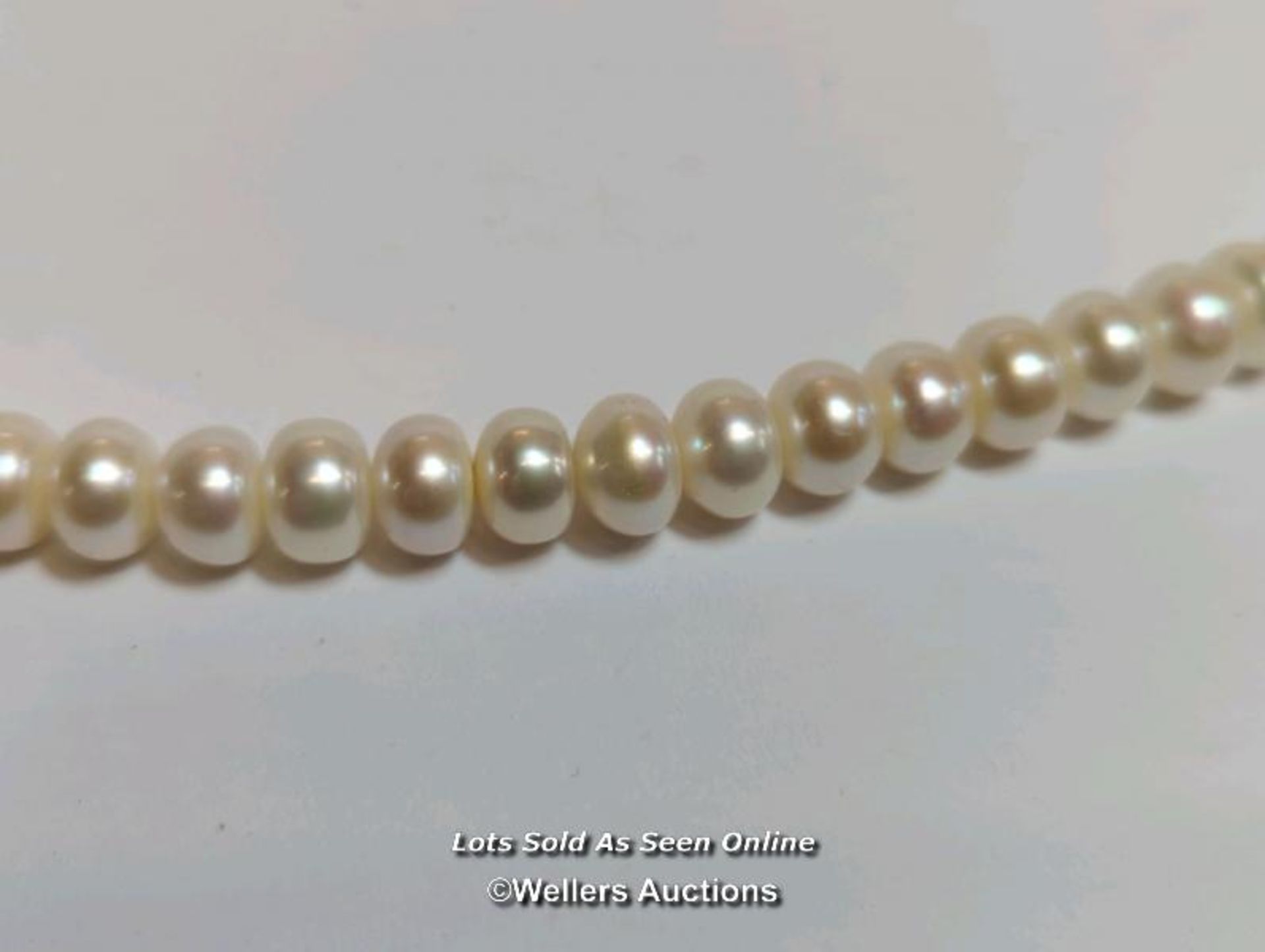 A freshwater cultured pearl necklace on base metal clasp / SF - Image 5 of 7