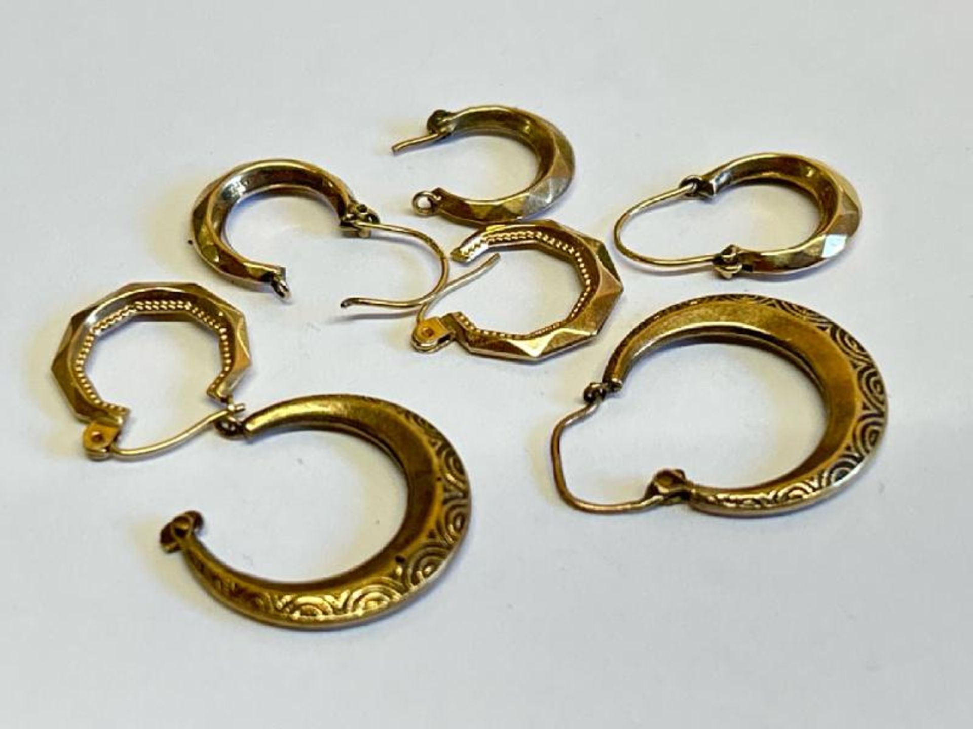 9ct gold assorted items, comprising a lion charm, cufflinks, heart shaped signet ring, loop - Image 6 of 7
