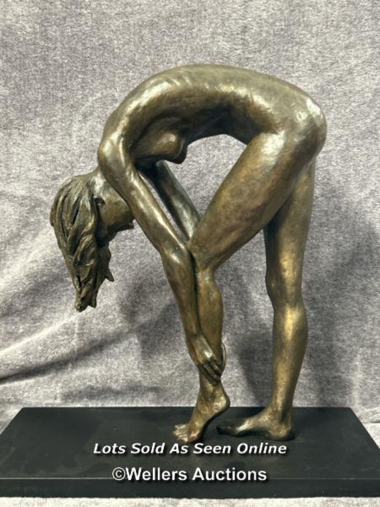 A large bronze effect resin study of a nude female on wooden base, numbered 5/95, 50cm high / AN1 - Image 2 of 8