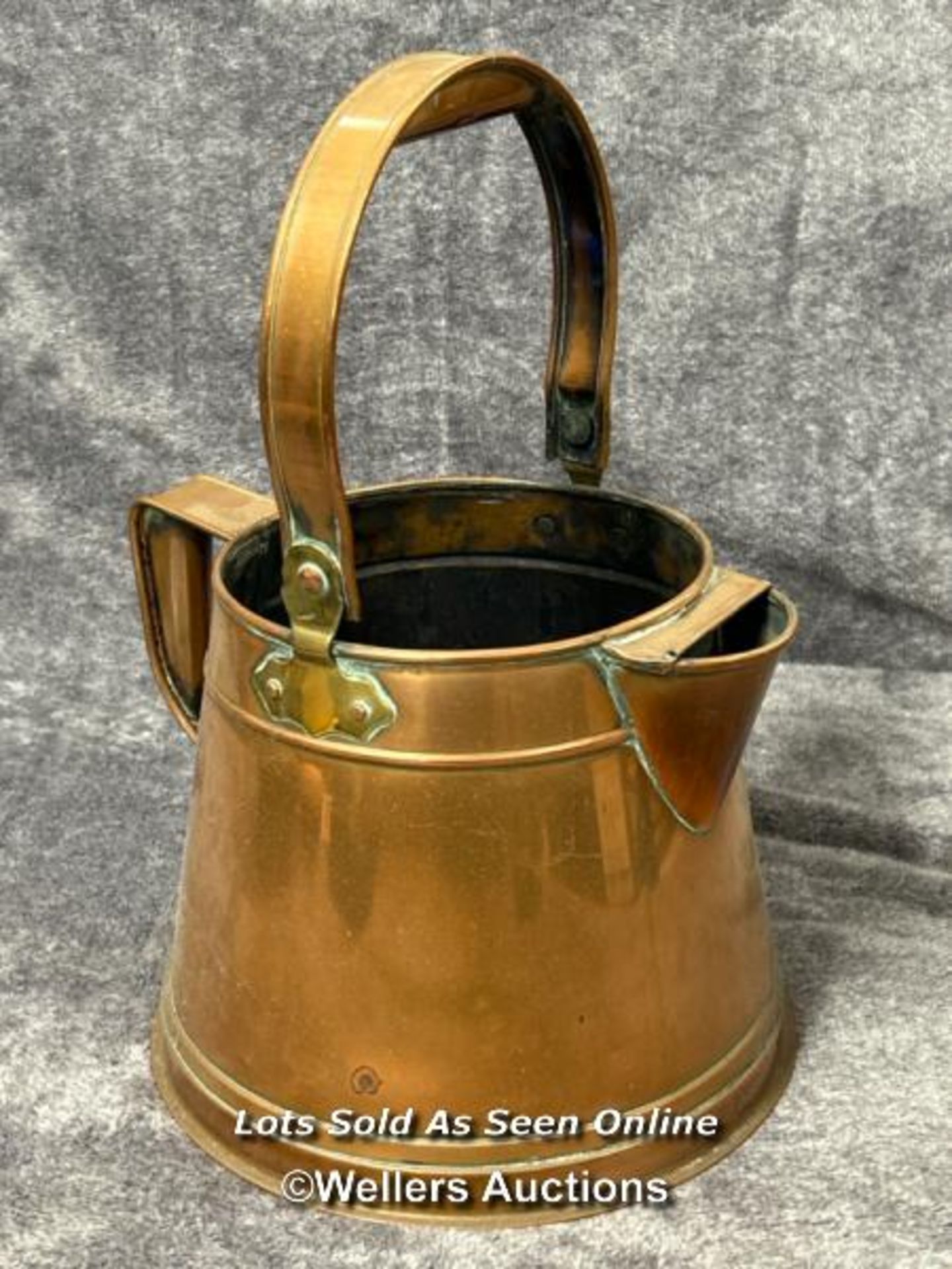 Vintage copper kitchen ware including braising pan, jugs, kettle pot and two long handled cream - Image 7 of 8