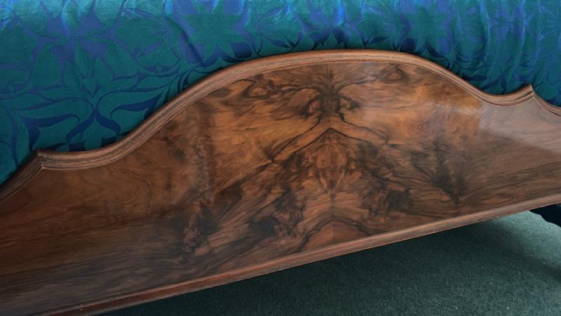 Walnut bedframe, with scalloped head rest carved finials and wooden slats, total Lenth 203cm, - Image 3 of 16