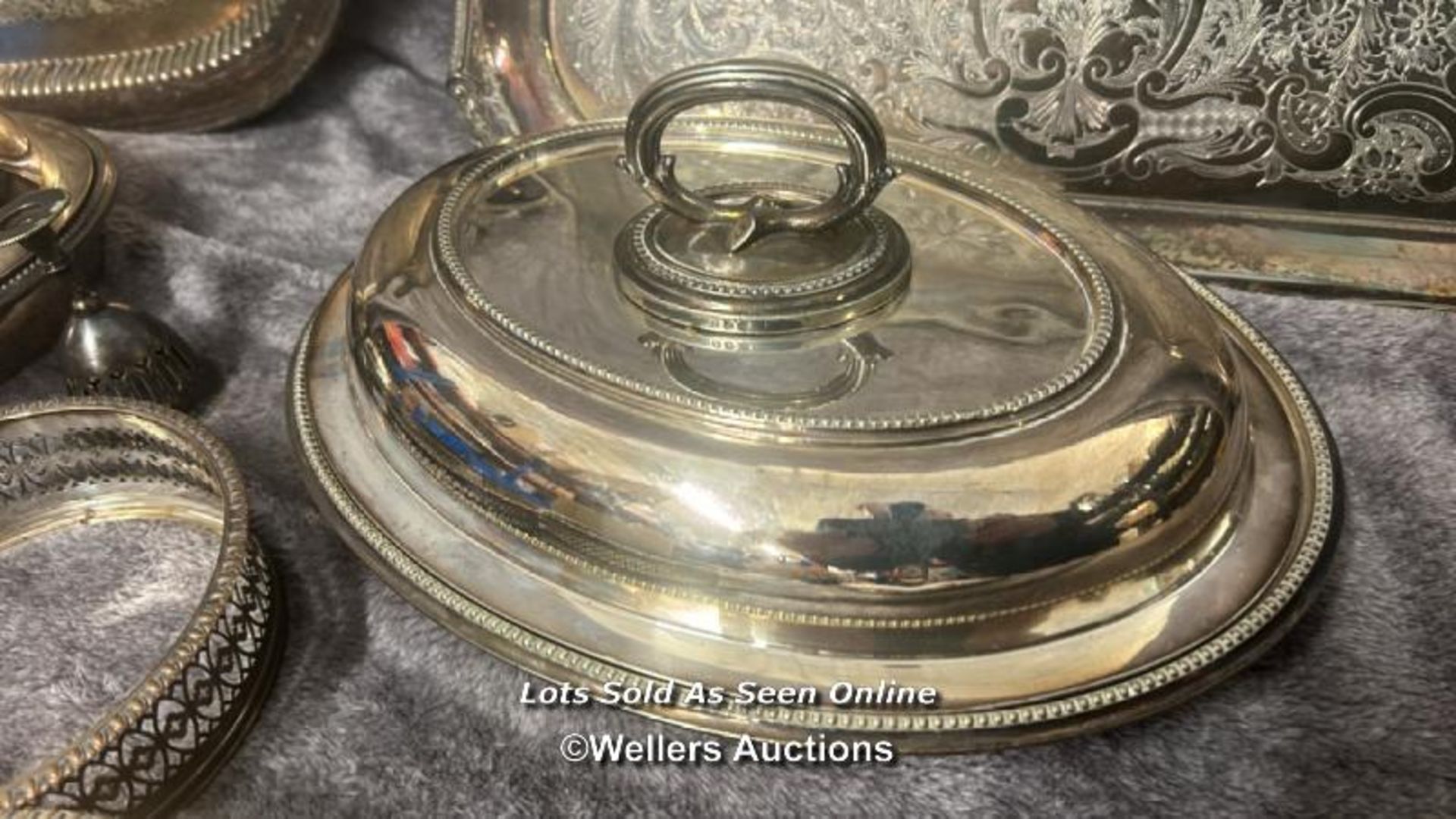 Assorted metalware including two large trays and serving dishes / AN34 - Image 2 of 8