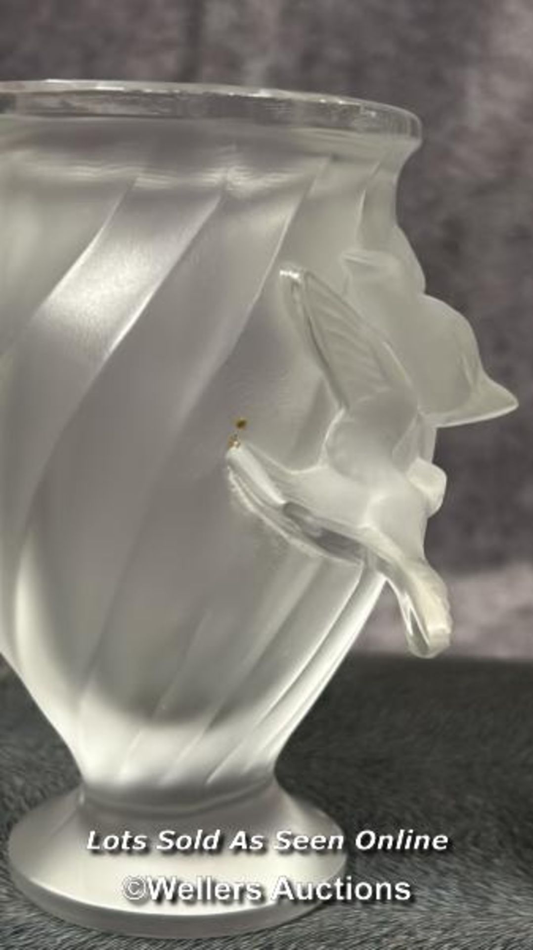 Two similar Lalique France Rosine frosted Dove vases c1960's , signed at the base, both 13cm - Bild 6 aus 7