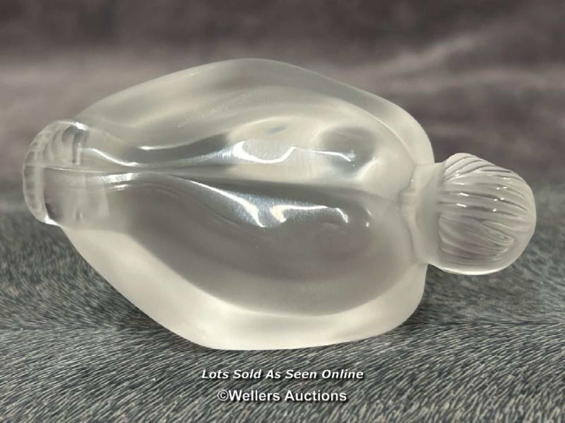 Lalique frosted crystal figurine 'Feuille Pliee', 4cm high, signed / AN2 - Image 3 of 4