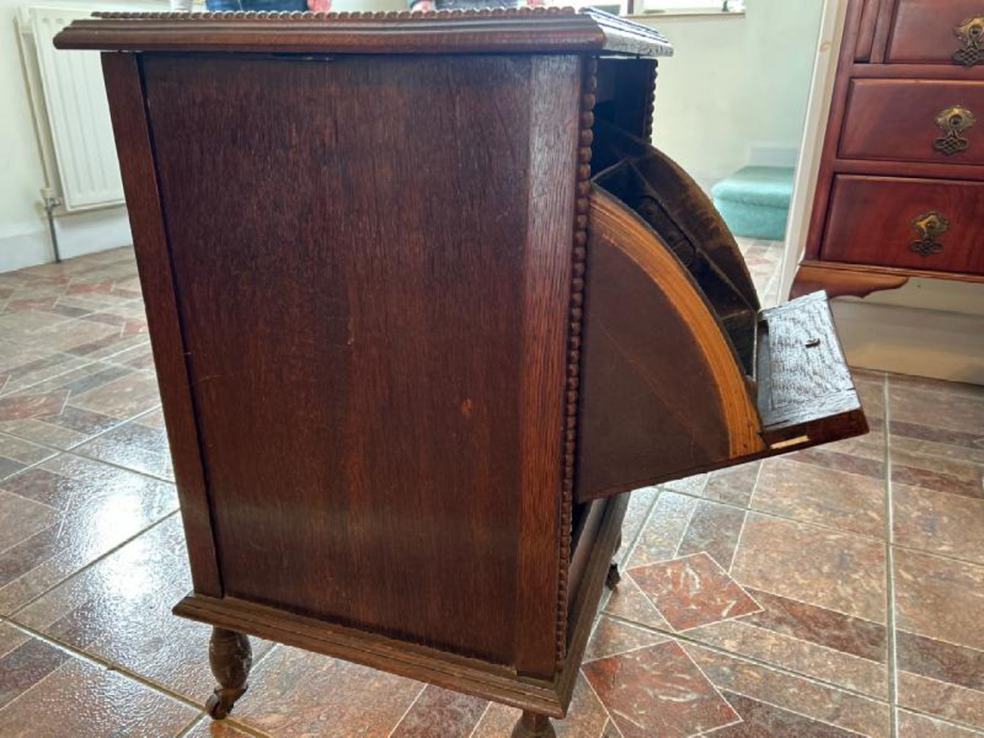Antique coal scuttle in oak cabinet on casters, 40x65x38cm (collection from private residence in - Image 2 of 4