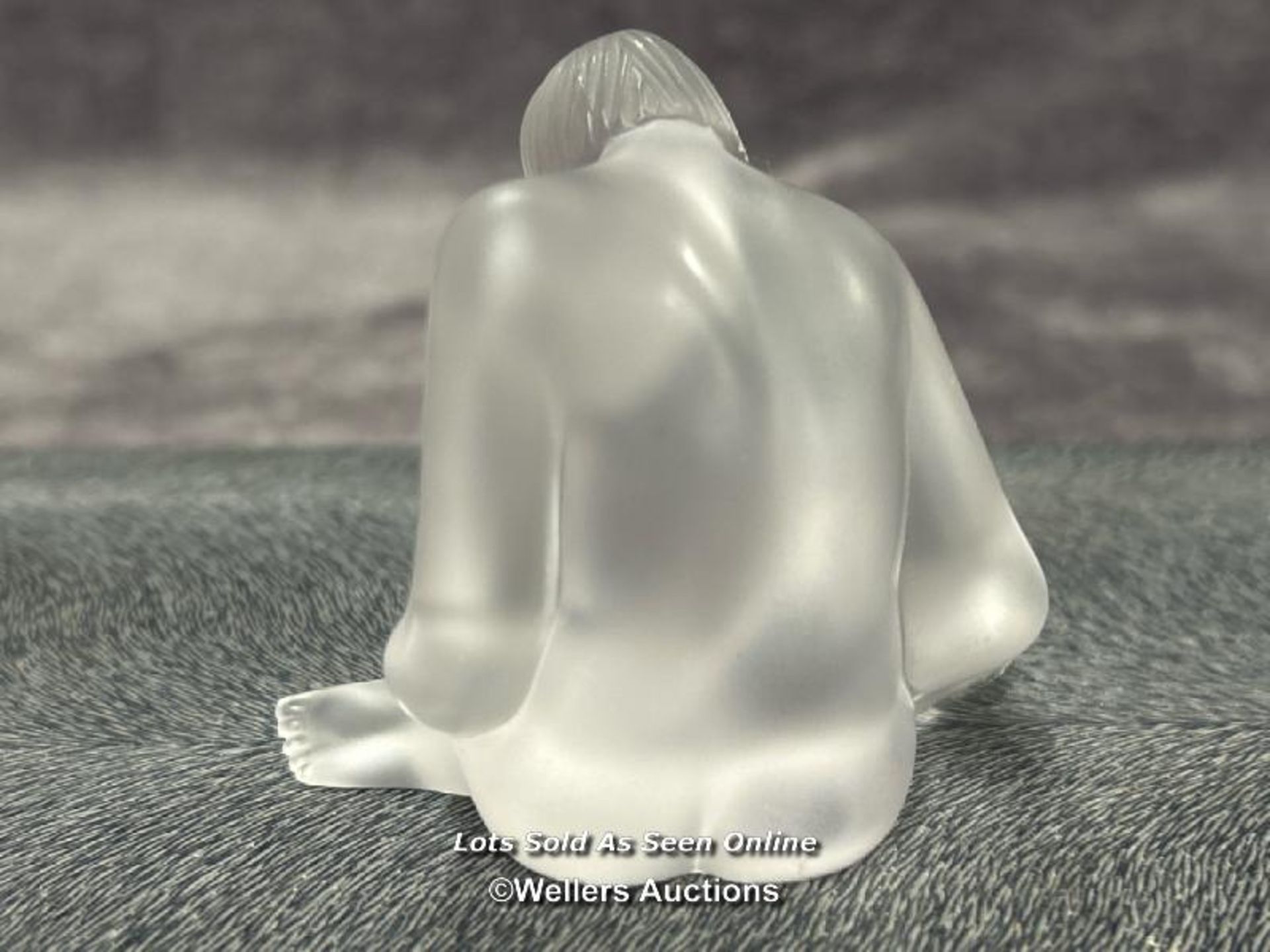 Lalique 'Nude Reve' frosted crystal figurine, 6.5cm high, signed / AN2 - Bild 2 aus 3