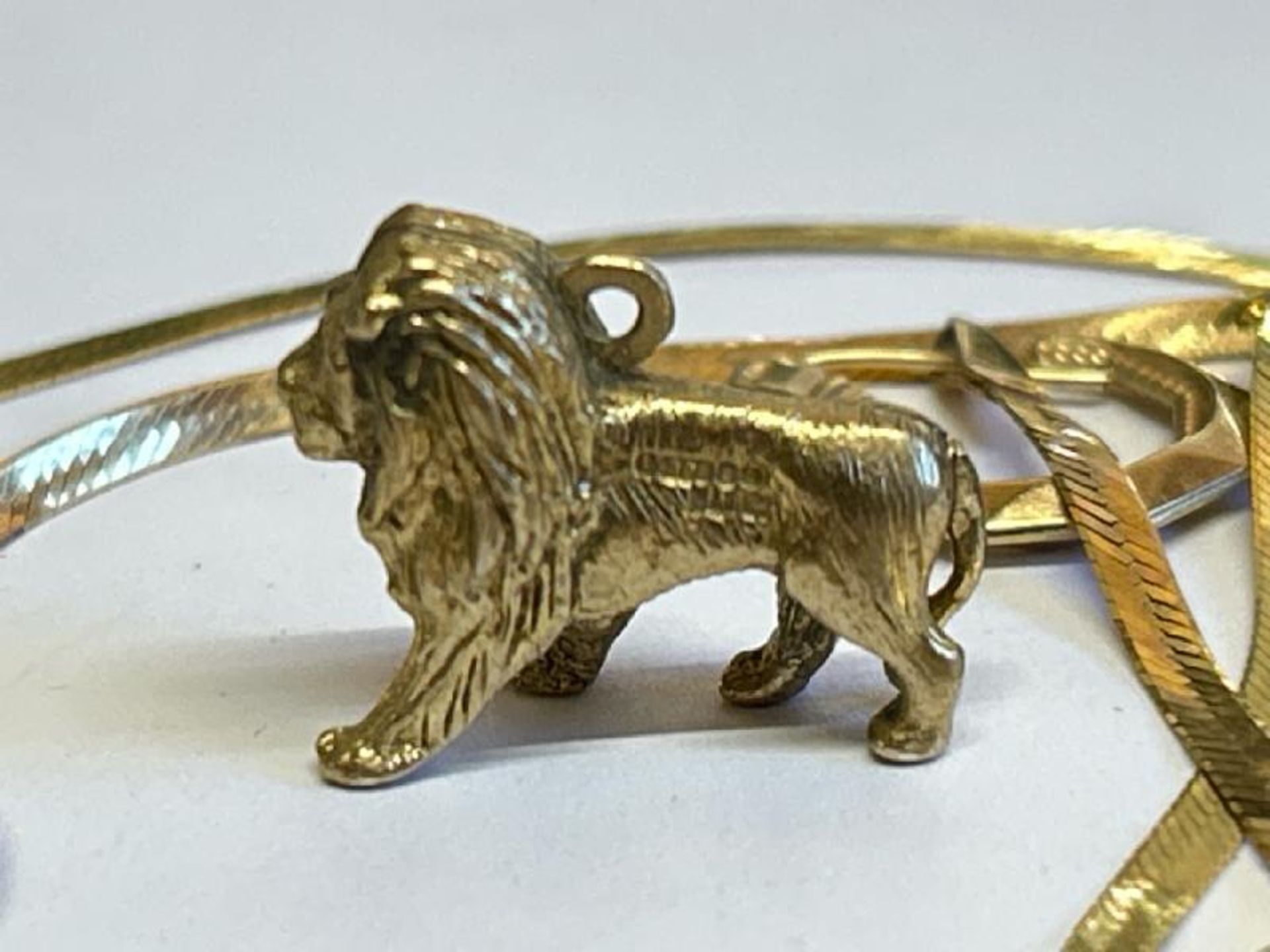 9ct gold assorted items, comprising a lion charm, cufflinks, heart shaped signet ring, loop - Image 2 of 7