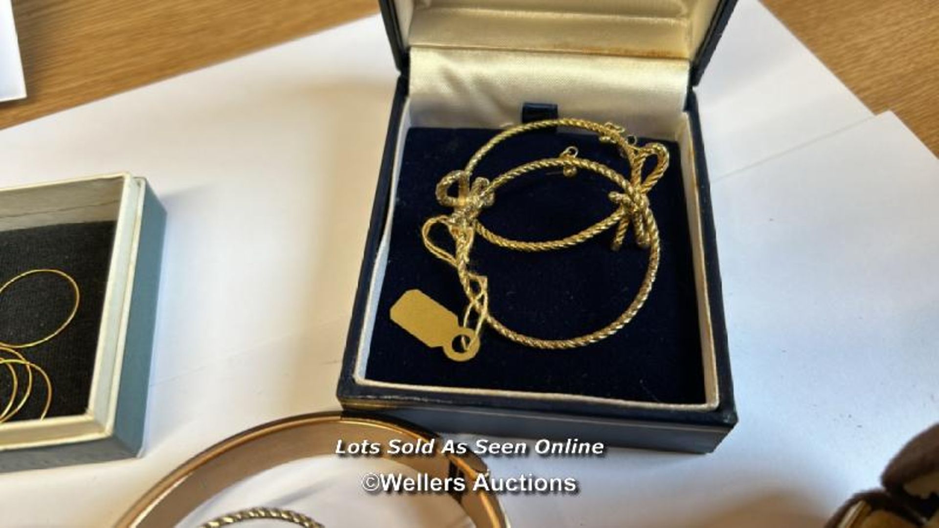 Assorted costume jewellery including hoop earings, rings, bracelets and cufflinks / SF - Image 4 of 8