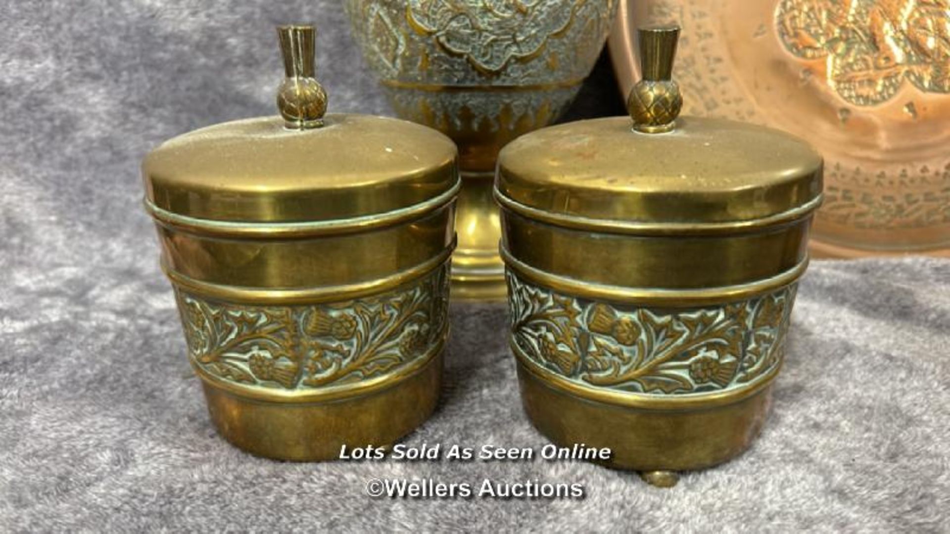Brass ware including large vase (35cm high), pots, jugs and trays / AN14 - Image 3 of 6