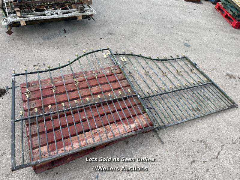 *A PAIR OF WROUGHT IRON DRIVEWAY GATES, 155.5CM (H) X 129CM (W) EACH, WITH EXTRA RAILING PIECE,