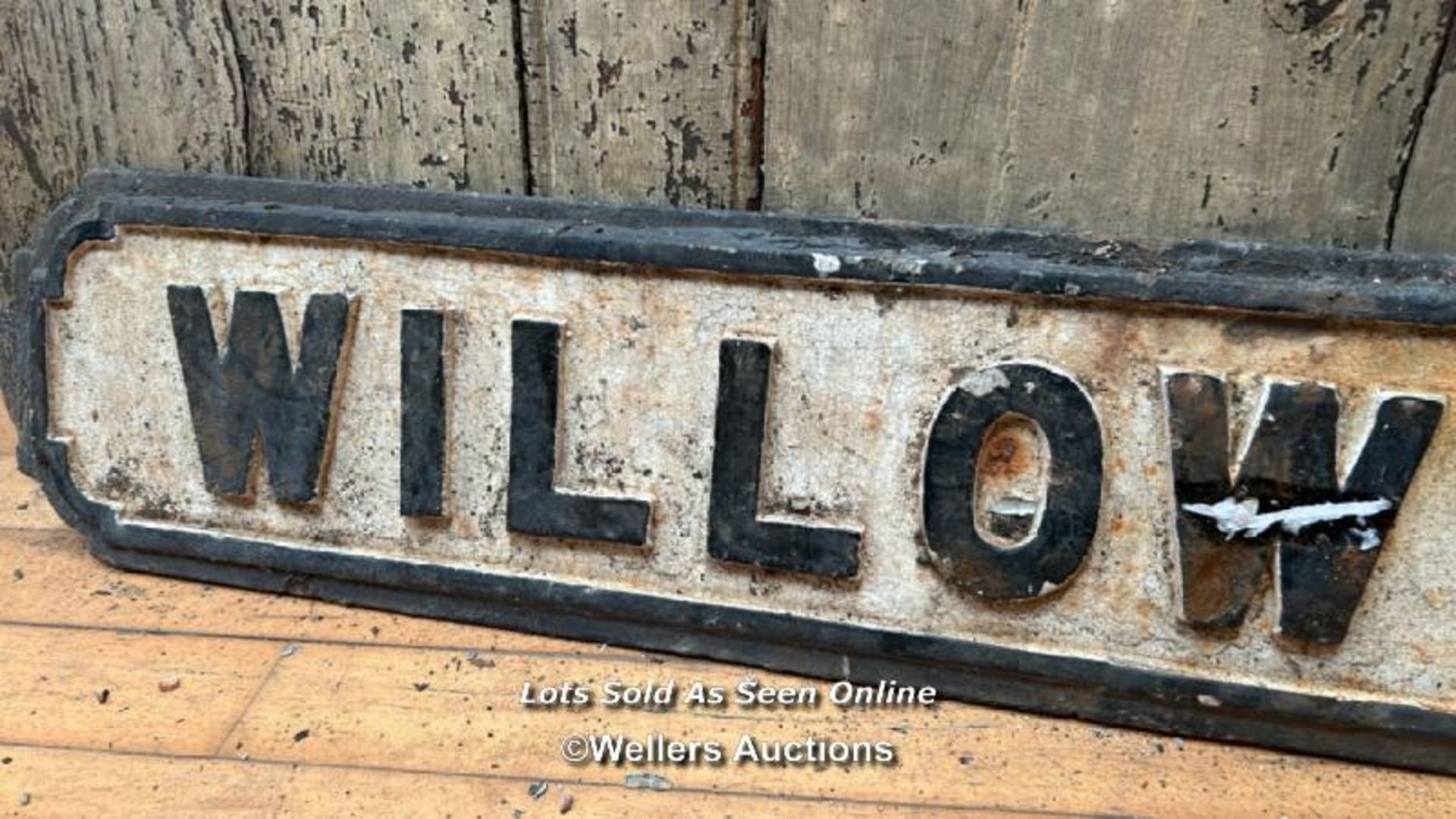 *ORIGINAL 'WILLOW ST' CAST IRON STREET SIGN, 88CM (L) X 18CM (H) - Image 2 of 3