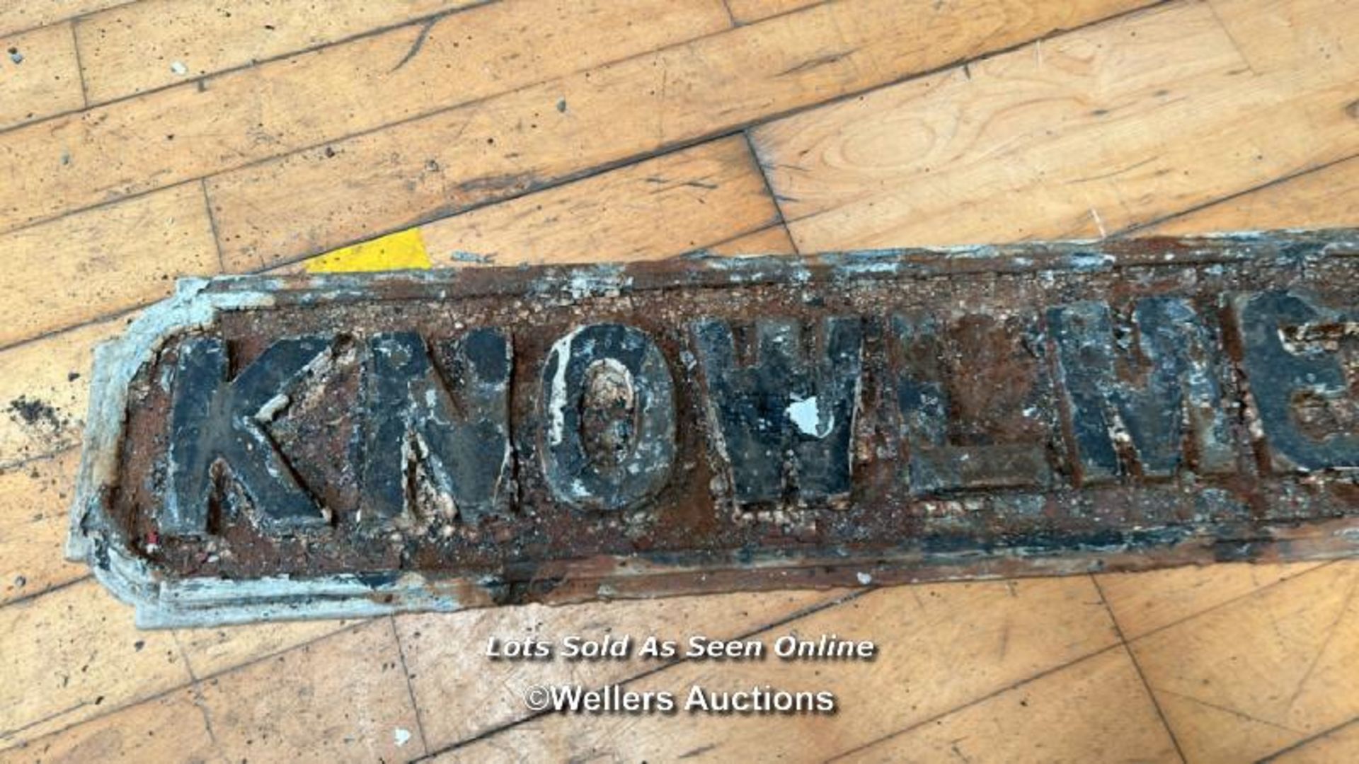 *ORIGINAL 'KNOWLMERE ST' CAST IRON STREET SIGN, 105CM (L) X 18CM (H) - Image 2 of 3