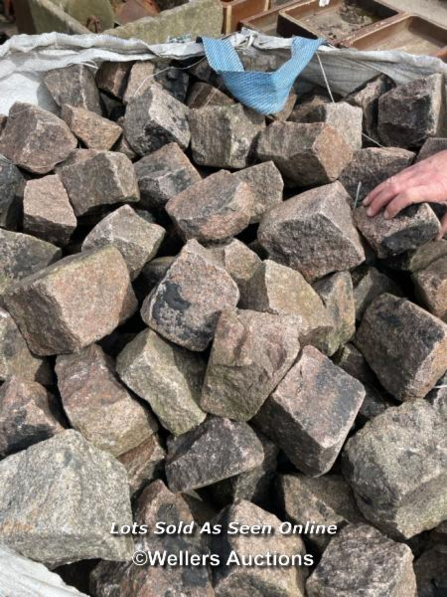 *A TONNE BAG OF RED GRANITE SETTS - Image 2 of 5