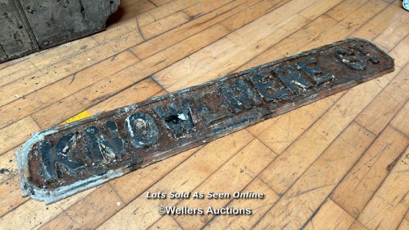 *ORIGINAL 'KNOWLMERE ST' CAST IRON STREET SIGN, 105CM (L) X 18CM (H)