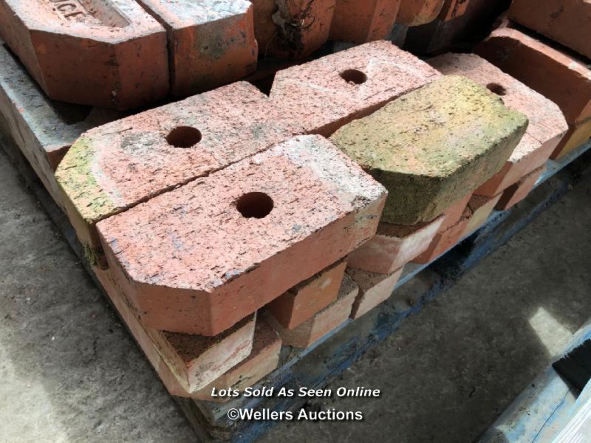 *APPROX X120 ANGLED WINDOW BRICKS, 23CM (L) X 10CM (H) X 8CM (W) - Image 3 of 5