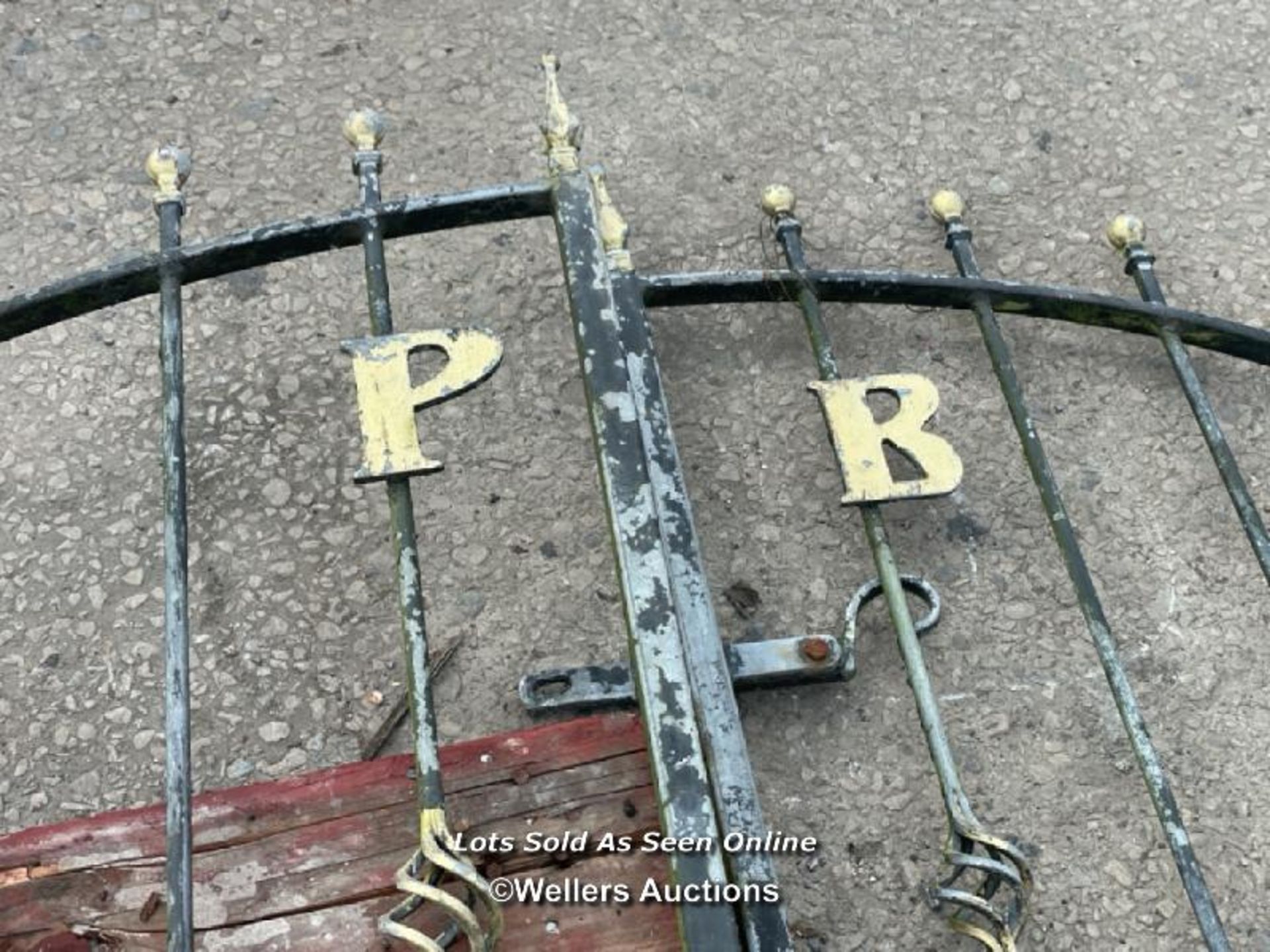 *A PAIR OF WROUGHT IRON DRIVEWAY GATES, 155.5CM (H) X 129CM (W) EACH, WITH EXTRA RAILING PIECE, - Image 3 of 4