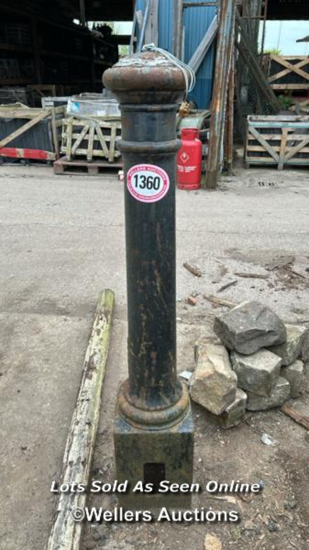 *X1 CAST IRON BOLLARD, 'BROXAP', 130CM (H) - Image 2 of 4