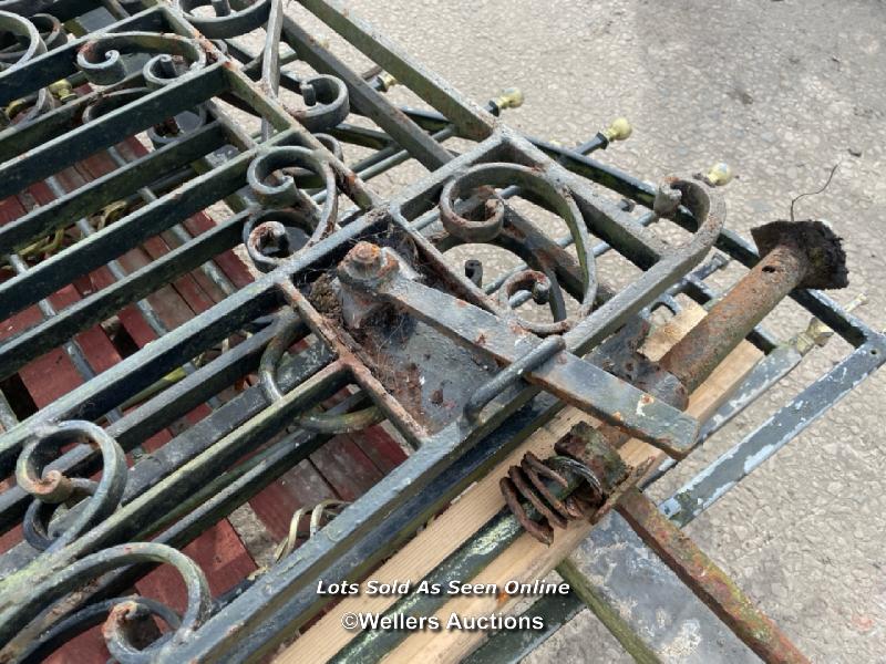 *A PAIR OF WROUGHT IRON GATES, 94.5CM (H) X 136.5CM (W) - Bild 3 aus 3