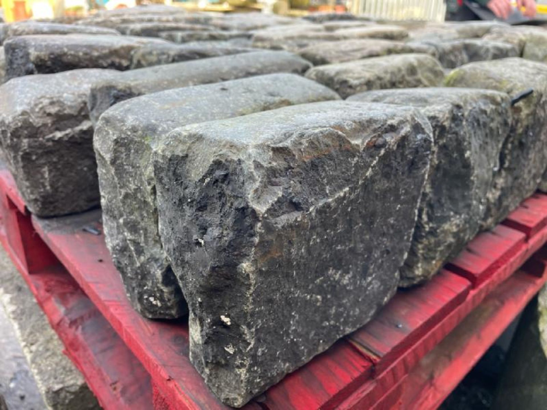 *1 TONNE BAG OF GRANIT SETS, APPROX 3.5 SQUARE METRES WORTH IN EACH BAG - MORE AVAILABLE ON REQUEST - Image 2 of 3
