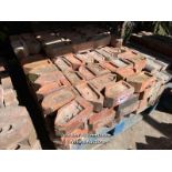 *APPROX X200 RED PINCER BRICKS, 21CM (L) X 11CM (H) X 8CM (W)