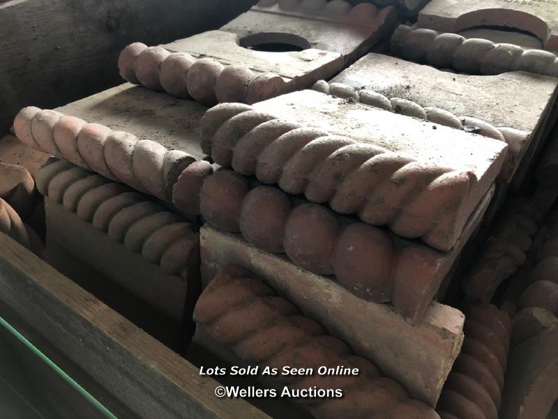 *BOX OF APPROX X240 ASSORTED RED BARLEY TWIST TERRACOTTA BRICK EDGING, ALL VARIOUS SIZES - Bild 2 aus 3