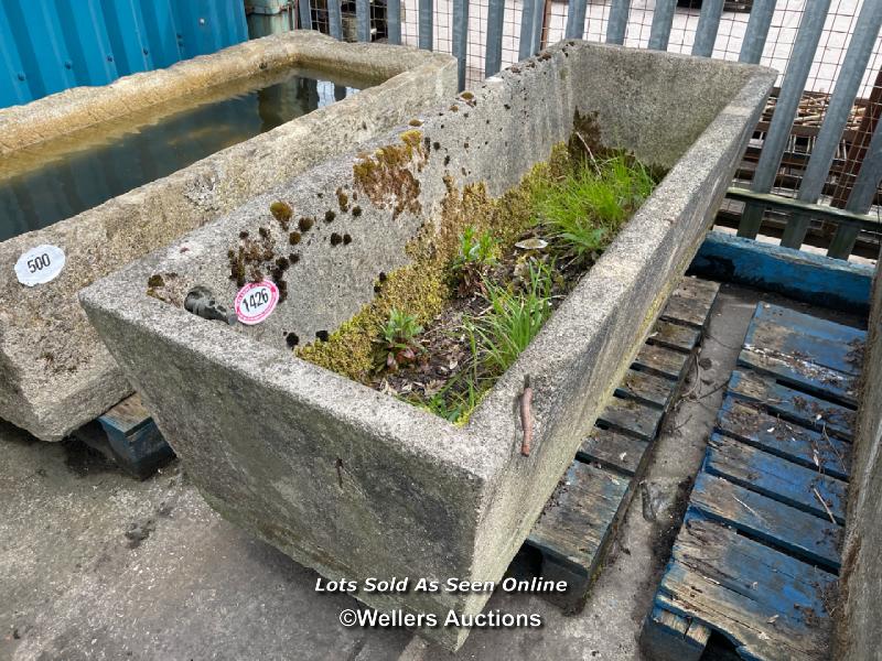 *A LARGE CONCRETE FARM TROUGH, 57CM (H) X 200CM (L) X 74CM (W) - Bild 2 aus 5