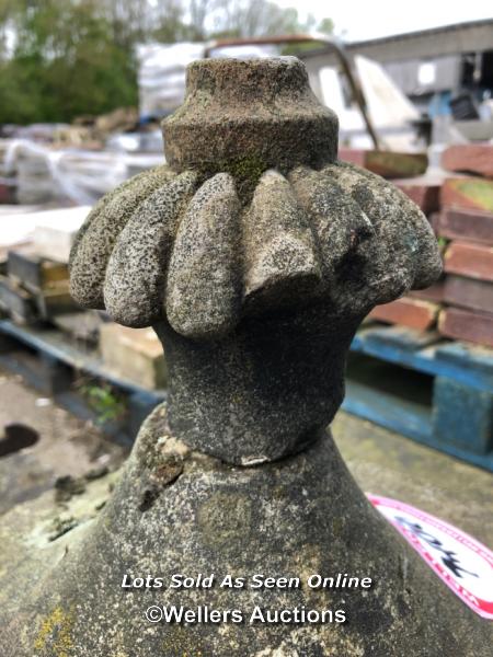 *A RECONSTITUTED STONE FINIAL, 48CM (H) X 38CM (DIA), STEEL ROD TO USE AS FIXING - Image 3 of 3