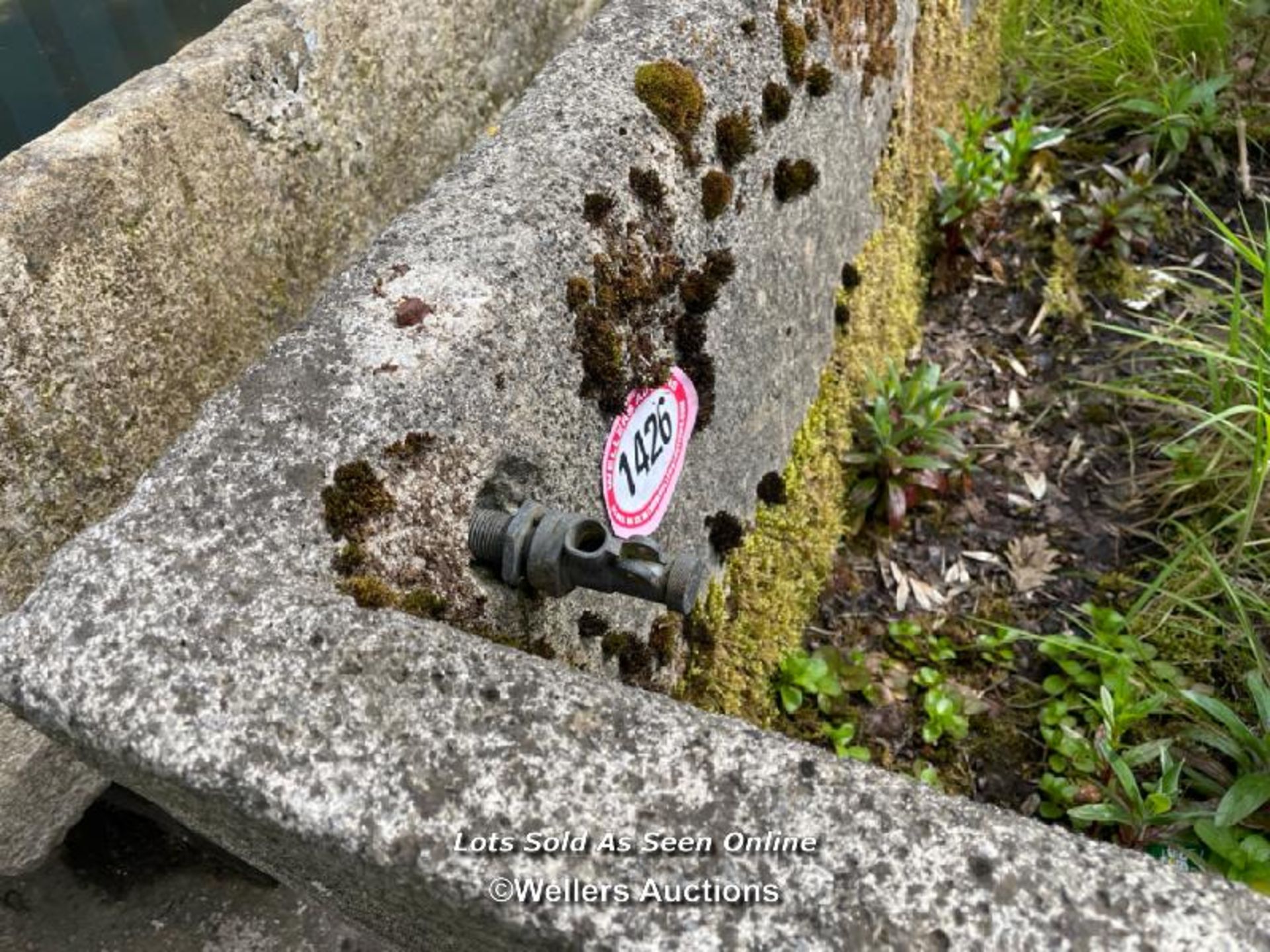 *A LARGE CONCRETE FARM TROUGH, 57CM (H) X 200CM (L) X 74CM (W) - Image 4 of 5