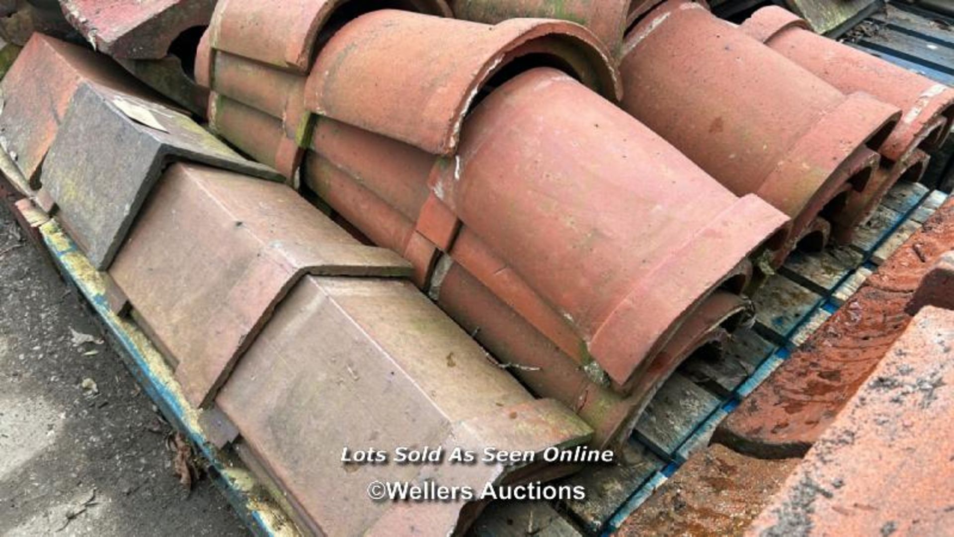 *APPROX X30 HALF ROUND ROOF TILES, 30CM (W) X 34CM (L), AND OTHERS - Bild 3 aus 3