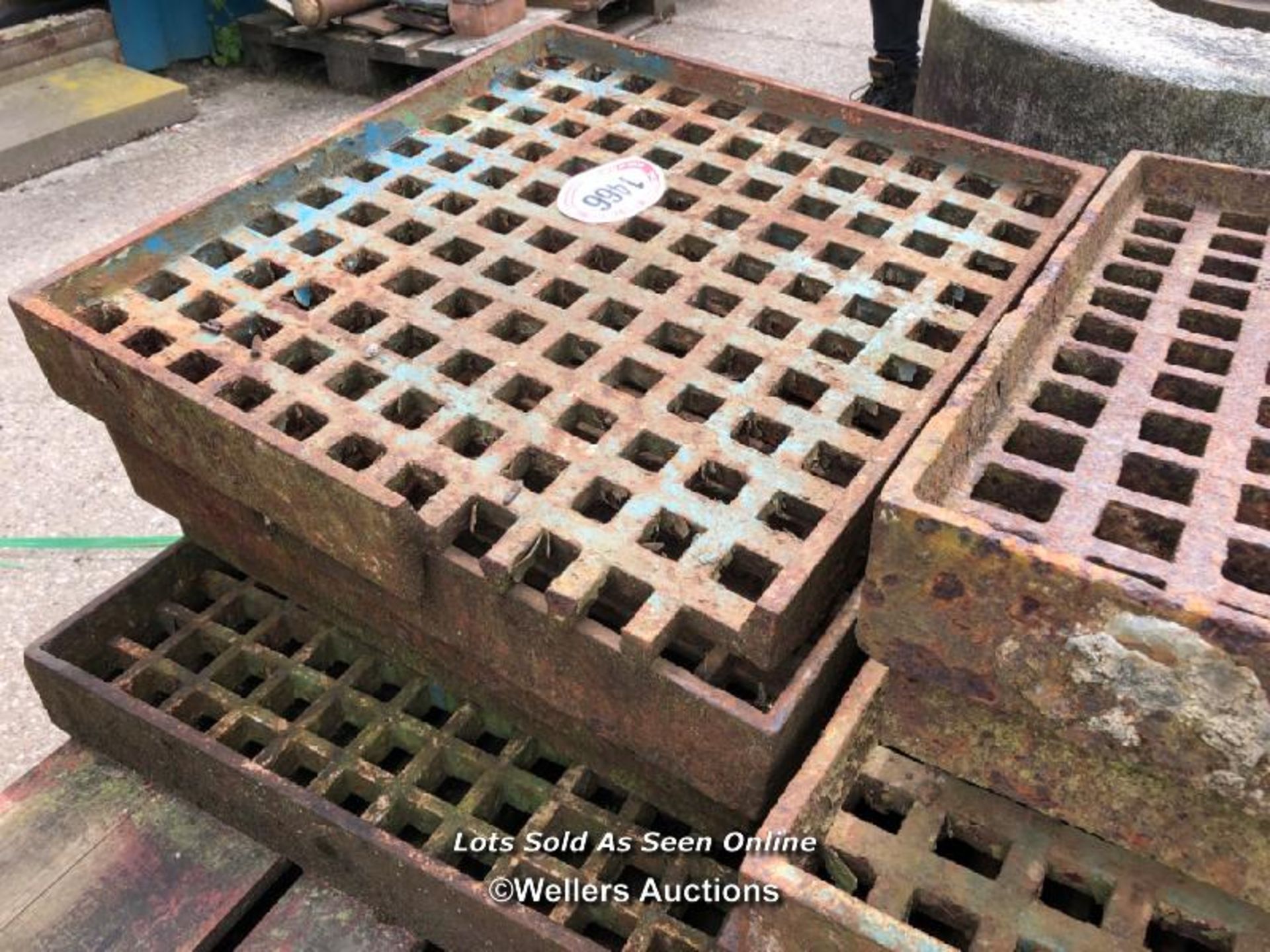 *X10 CAST IRON GRATES, 9CM (H) X 60.5CM (W) X 63.5 (D) - Image 3 of 3