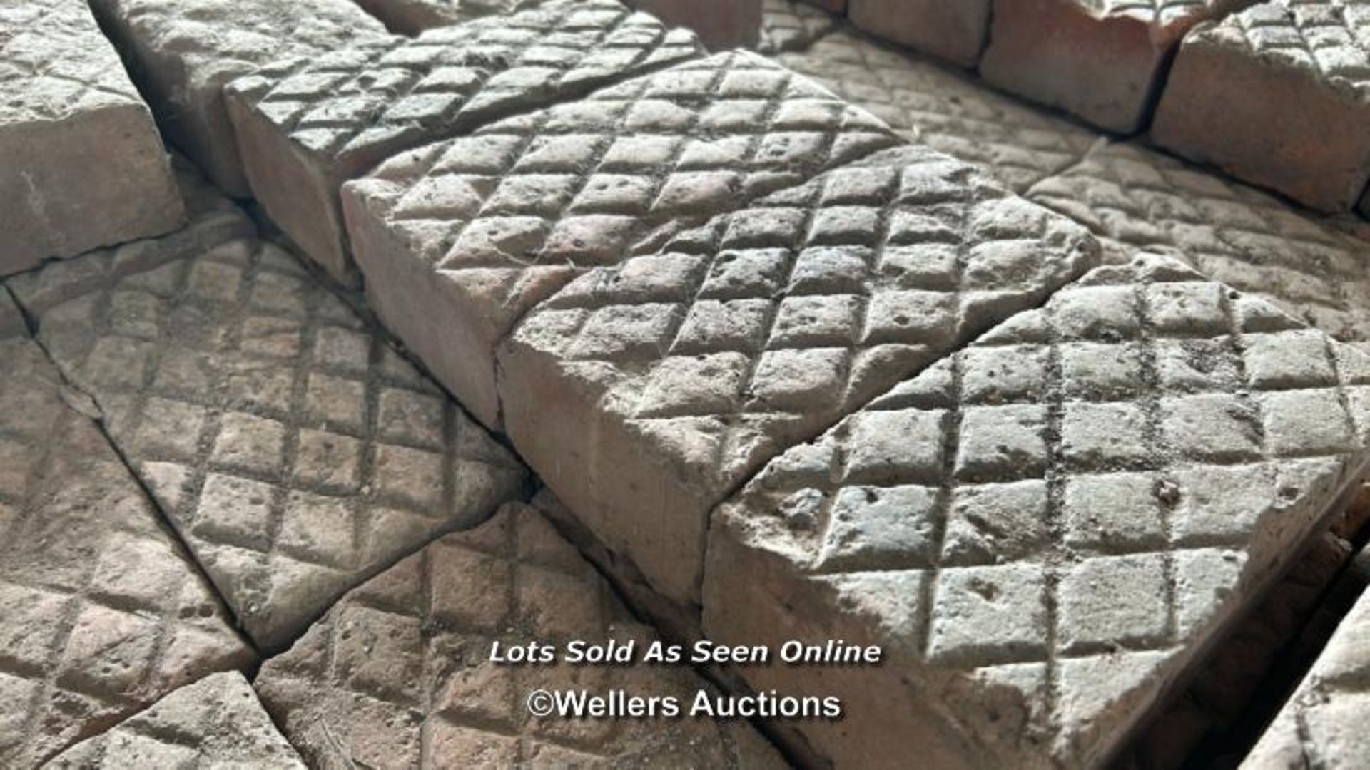 *APPROX X65 RED PATTERNED BRICK PAVERS, 8CM (H) X 23CM (L) X 11CM (W) - Image 2 of 3