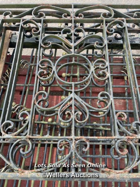 *A PAIR OF WROUGHT IRON GATES, 94.5CM (H) X 136.5CM (W) - Bild 2 aus 3