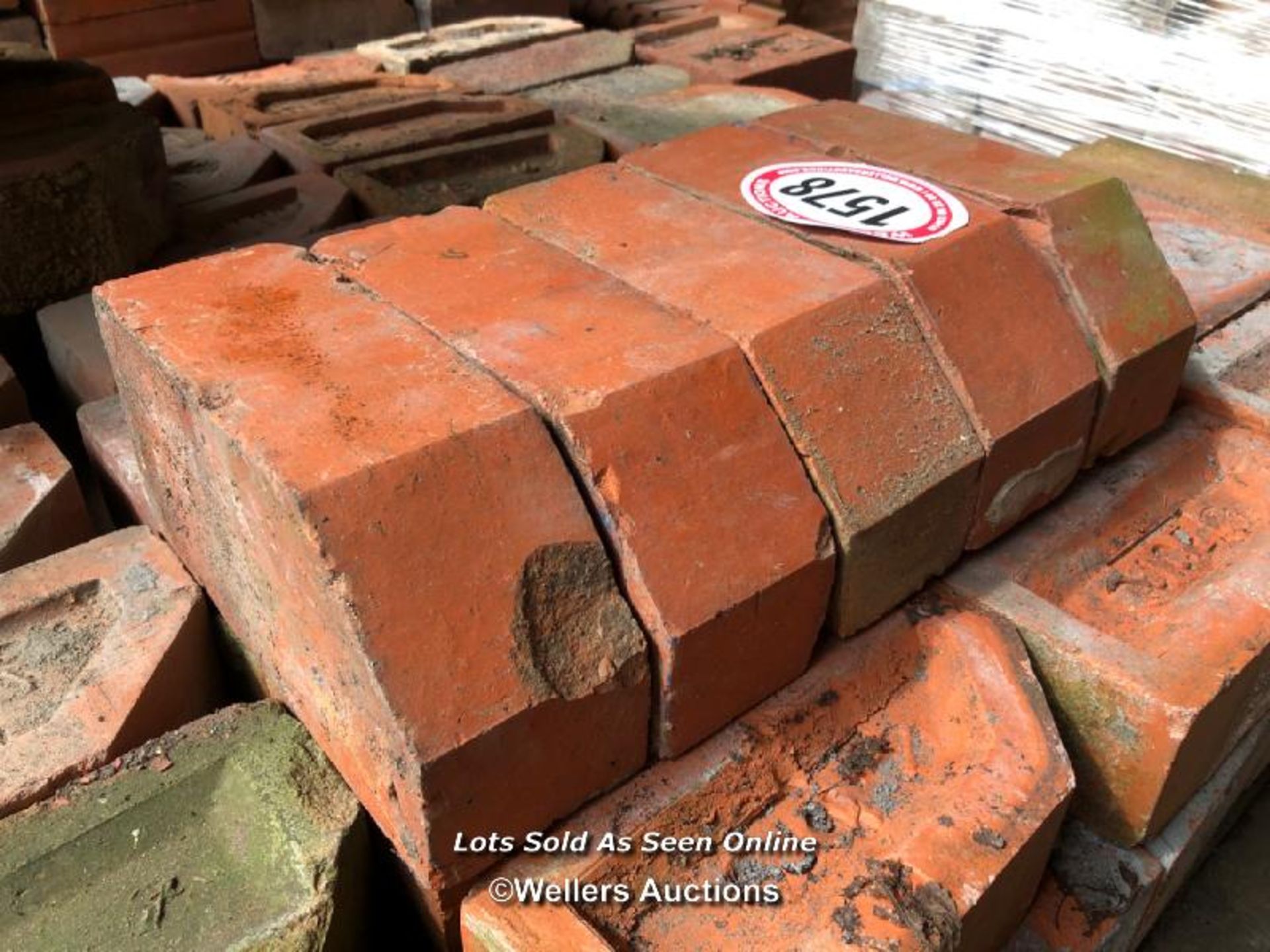 *APPROX X120 ANGLED WINDOW BRICKS, 23CM (L) X 10CM (H) X 8CM (W)