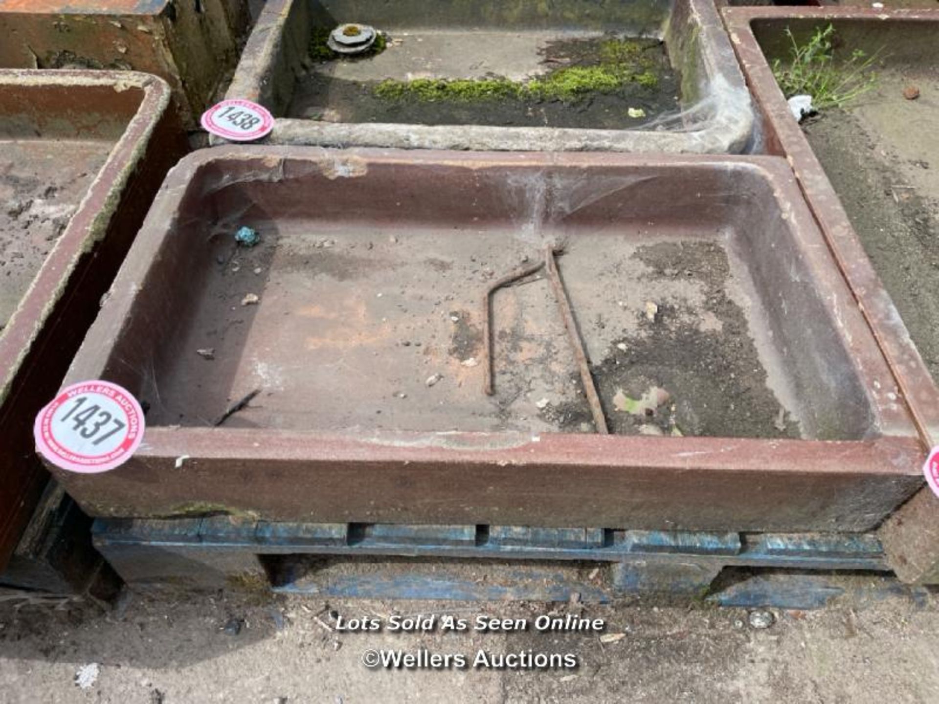 *A SALT GLAZED SINK, 13CM (H) X 78.5CM (L) X 47CM (W)