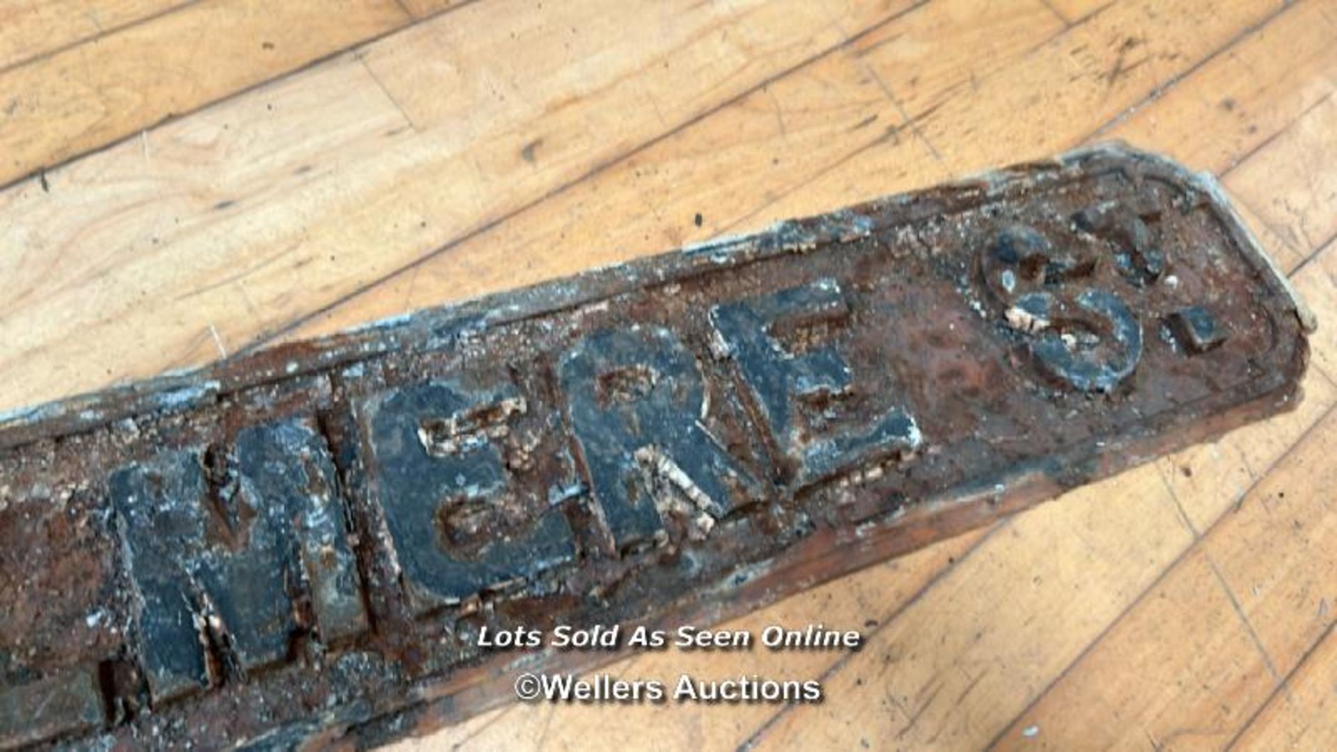 *ORIGINAL 'KNOWLMERE ST' CAST IRON STREET SIGN, 105CM (L) X 18CM (H) - Image 3 of 3