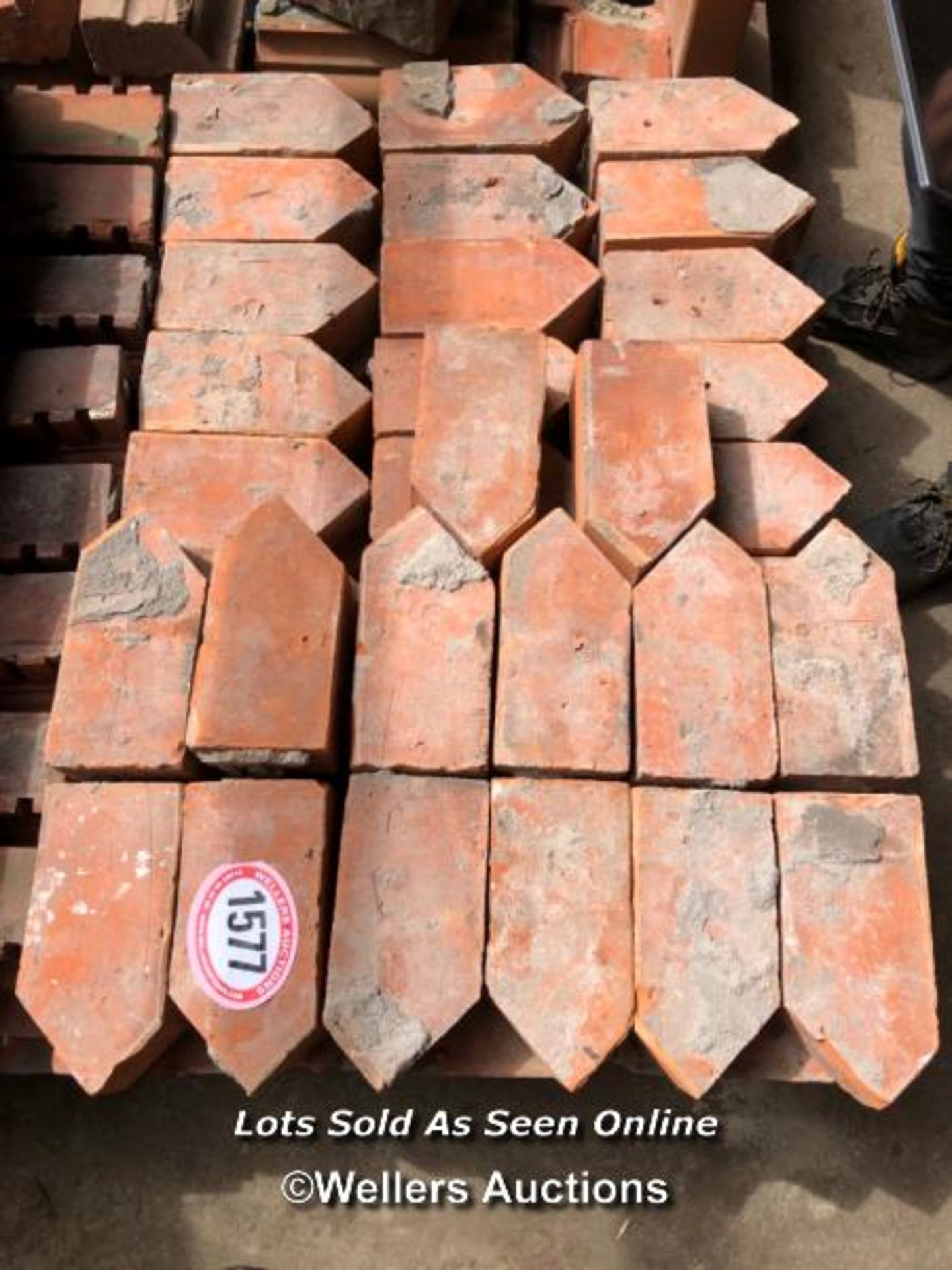 *APPROX X90 PINCER BRICKS, 23CM (L) X 11CM (H) X 8CM (W)