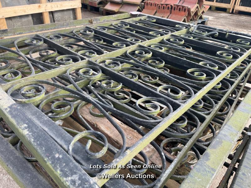 *A PAIR OF WROUGHT IRON GATES WITH ONE EXTRA GATE, 110CM (H) X 141CM (W) EACH - Bild 3 aus 3