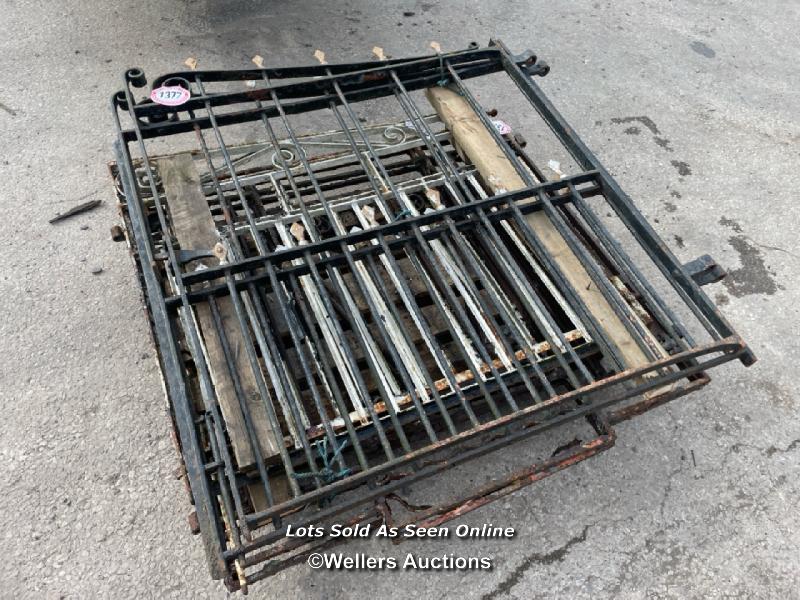 *A PAIR OF CAST IRON DRIVE WAY GATES, 140CM (H) X 118.5CM (W) EACH