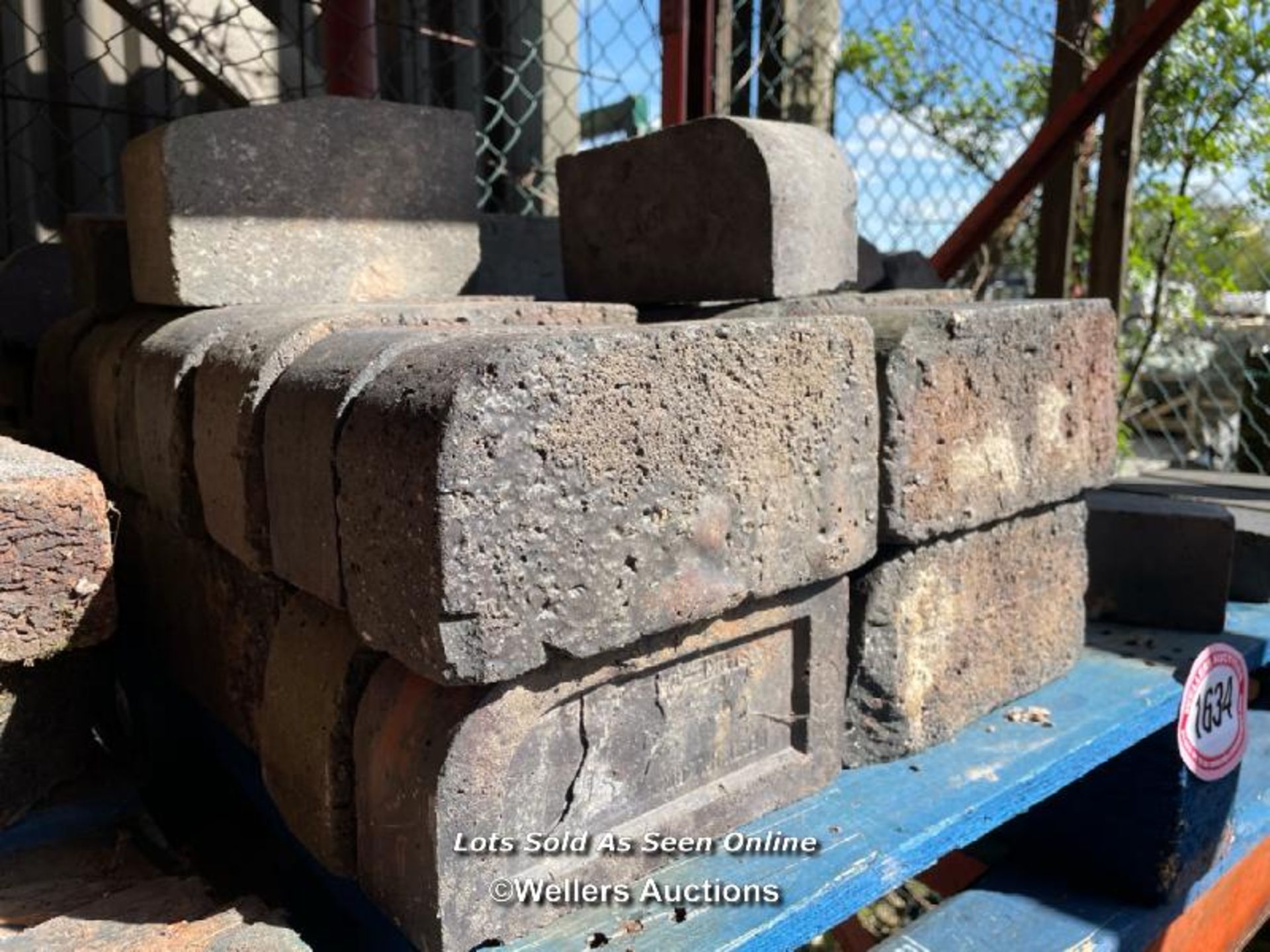 *PALLET FULL OF ASSORTED BLUE BRICK COPING AND CURVED BRICKS, VARIOUS SIZES - Image 2 of 3