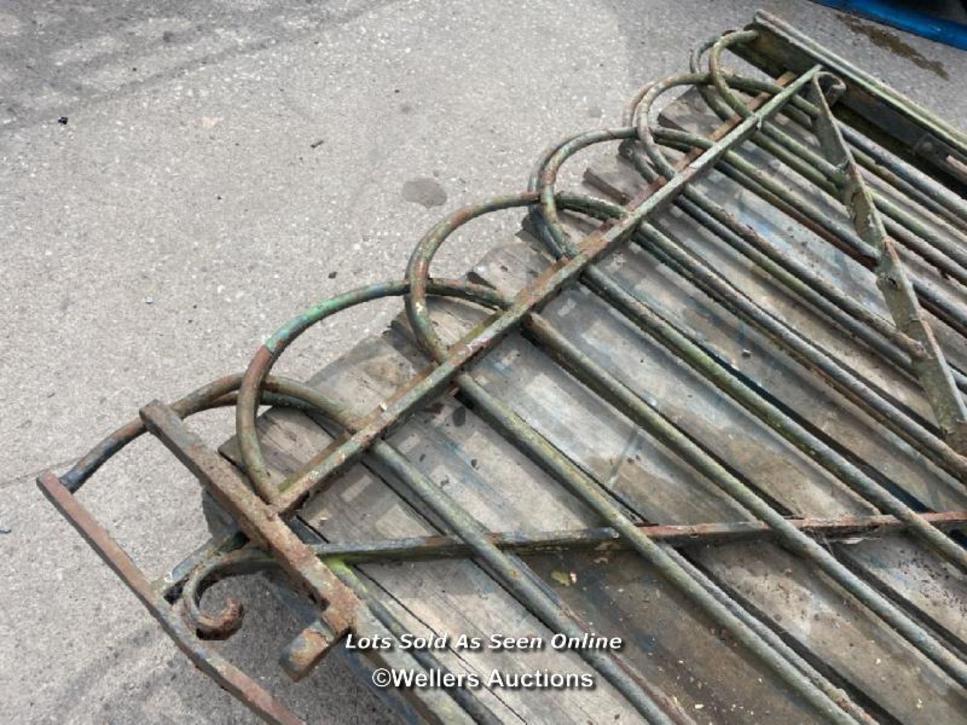 *A PAIR OF CAST IRON GATES, 133CM (H) X 128.5CM (W) EACH - Image 3 of 3